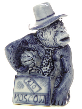 Керамическая гжельская скульптура Обезьянка в шляпе с чемоданом