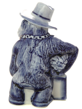 Скульптура Обезьянка в шляпе с чемоданом Гжель