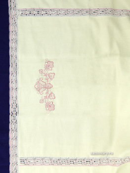 Льняная квадратная скатерть кремовая с фиолетовой отделкой и кружевной вышивкой (Вологодское кружево), арт. 1с-967, 150х150