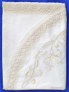 Льняная скатерть "Лилии" прямоугольная с закругленными краями, декорирована Вологодским кружевом, арт. 11ст-118, 230х150