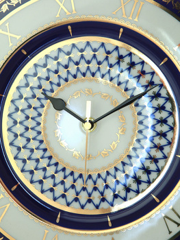 Декоративная тарелка часы форма "Европейская", рисунок "Кобальтовая сетка" (ЛФЗ)