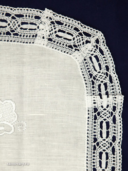 Льняная салфетка овальная белая с белым кружевом и кружевной отделкой (Вологодское кружево), арт. 0с-824, 95х50