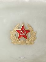Белая шапка-ушанка с красной звездой